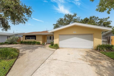 House in Largo, Florida 3 bedrooms, 210.61 sq.m. № 1788056 - photo 1