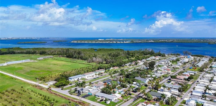 Propiedad comercial en Bradenton, Florida 5 dormitorios, 150.5 m2 № 2418542