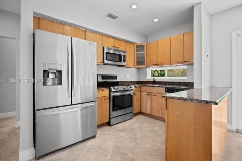 Снять в аренду виллу или дом в Бискейн-Парк, Флорида 3 спальни, 113.71м2, № 2069451 - фото 4