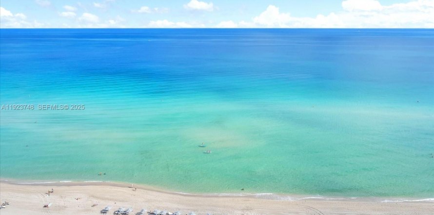 Condo in Sunny Isles Beach, Florida, 2 bedrooms  № 2039222