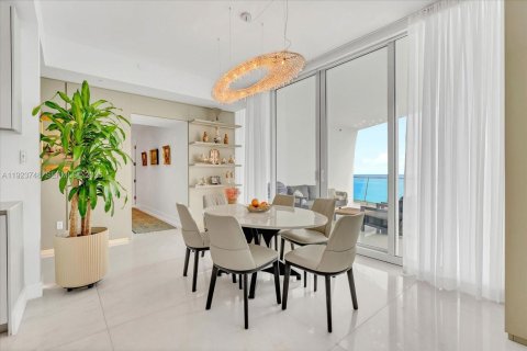 Condo in Sunny Isles Beach, Florida, 2 bedrooms  № 2039222 - photo 9