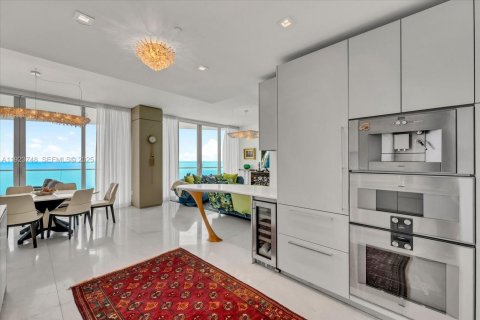 Condo in Sunny Isles Beach, Florida, 2 bedrooms  № 2039222 - photo 13