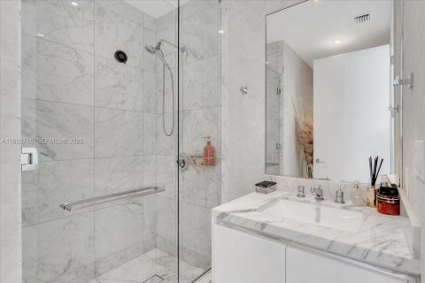 Condo in Sunny Isles Beach, Florida, 2 bedrooms  № 2039222 - photo 21
