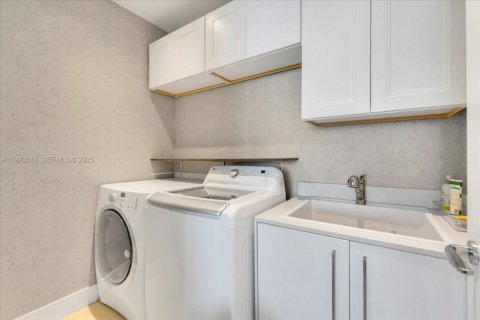 Condo in Sunny Isles Beach, Florida, 2 bedrooms  № 2039222 - photo 22
