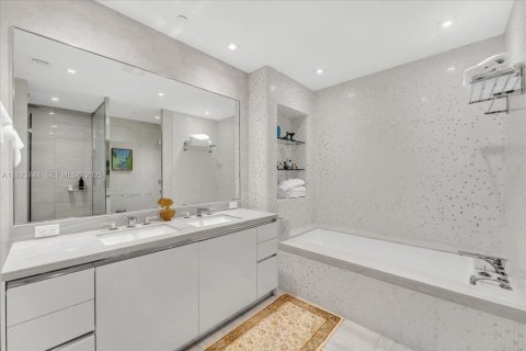 Condo in Sunny Isles Beach, Florida, 2 bedrooms  № 2039222 - photo 18