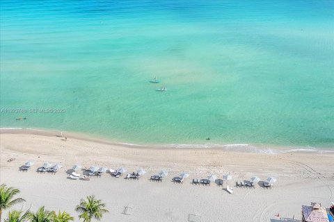 Condo in Sunny Isles Beach, Florida, 2 bedrooms  № 2039222 - photo 24