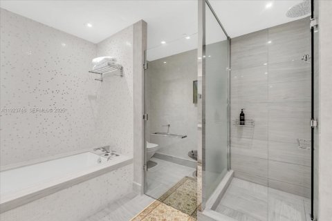 Condo in Sunny Isles Beach, Florida, 2 bedrooms  № 2039222 - photo 19