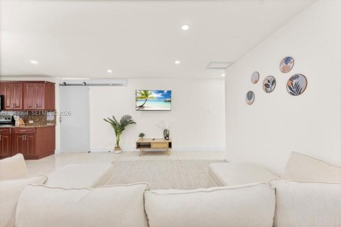 Casa en alquiler en West Palm Beach, Florida, 5 dormitorios № 2075607 - foto 2