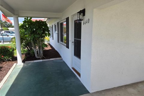 House in Pinellas Park, Florida 2 bedrooms, 118.54 sq.m. № 1855995 - photo 2