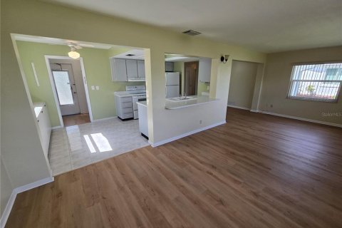 House in Pinellas Park, Florida 2 bedrooms, 118.54 sq.m. № 1855995 - photo 8