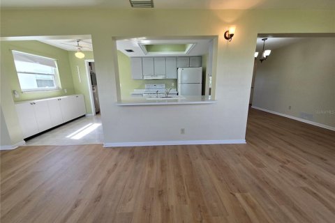 House in Pinellas Park, Florida 2 bedrooms, 118.54 sq.m. № 1855995 - photo 9