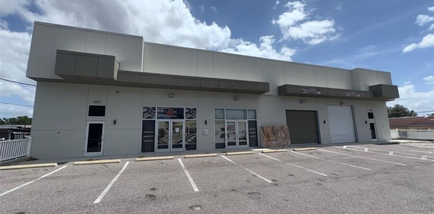 Commercial property in Tampa, Florida 1027.78 sq.m. № 1823255