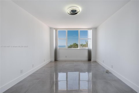 Condominio en venta en Hallandale Beach, Florida, 2 dormitorios, 95.78 m2 № 1961968 - foto 11