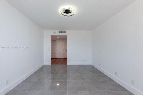 Condominio en venta en Hallandale Beach, Florida, 2 dormitorios, 95.78 m2 № 1961968 - foto 12
