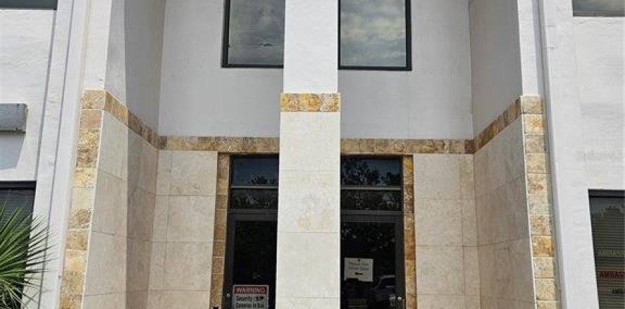 Commercial property in New Port Richey, Florida № 1360864
