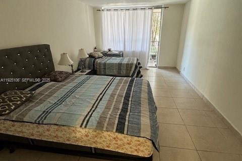 Condo in Hallandale Beach, Florida, 1 bedroom  № 2076740 - photo 11