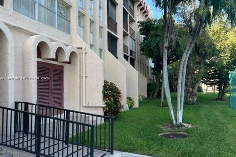 Condo in Hallandale Beach, Florida, 1 bedroom  № 2076740 - photo 2
