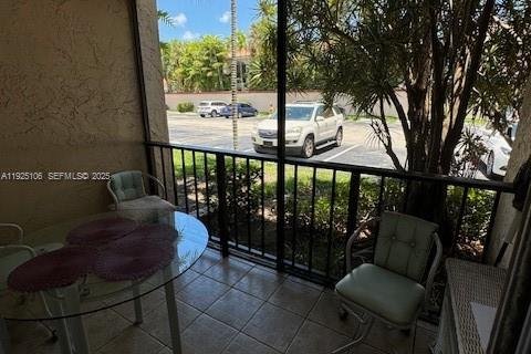 Condo in Hallandale Beach, Florida, 1 bedroom  № 2076740 - photo 13