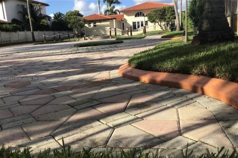 Casa en venta en Kendall, Florida, 5 dormitorios, 327.67 m2 № 2030058 - foto 4