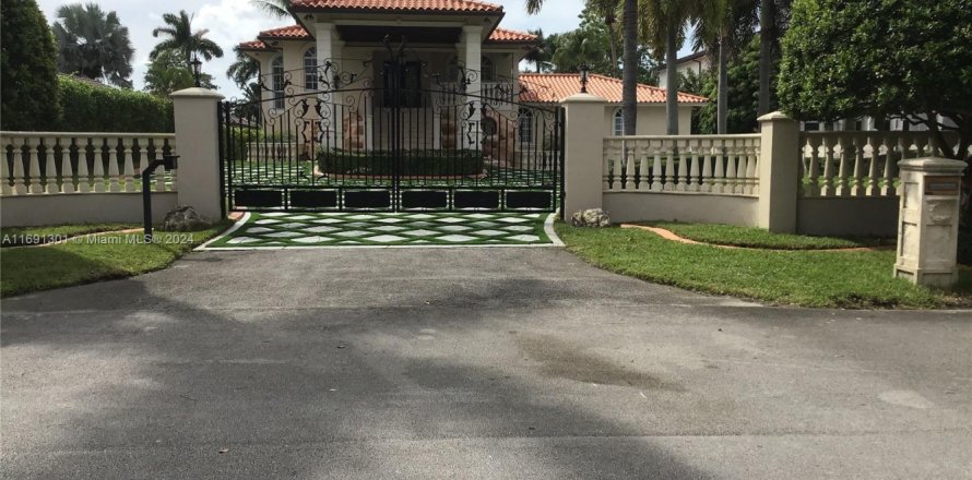 Casa en Kendall, Florida 5 dormitorios, 327.67 m2 № 2030058