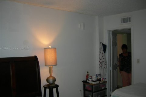 Condo in Miami, Florida, 2 bedrooms  № 1817142 - photo 14