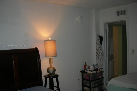 Condo in Miami, Florida, 2 bedrooms  № 1817142 - photo 13