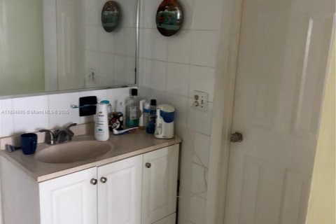 Condo in Miami, Florida, 2 bedrooms  № 1817142 - photo 24