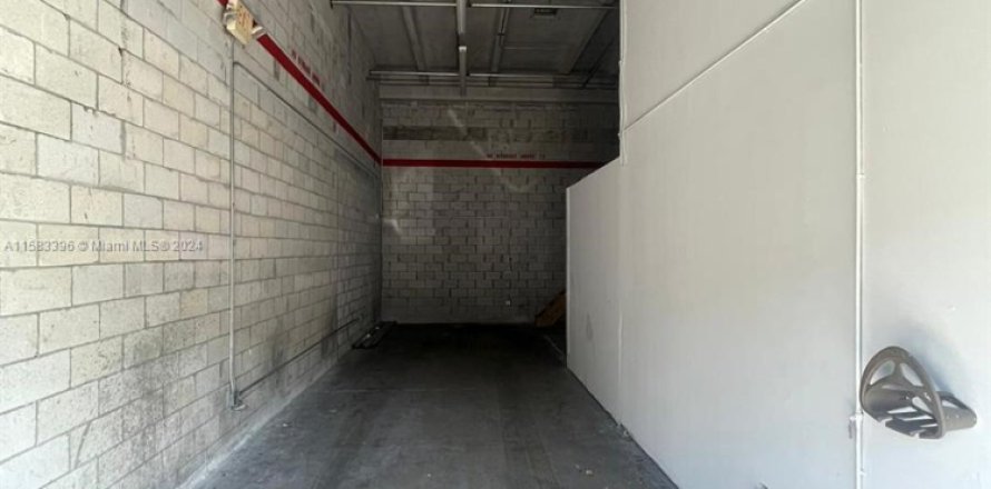Immobilier commercial à Medley, Floride № 1162907