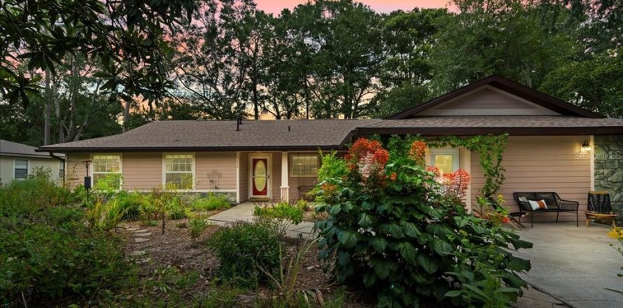 House in Gainesville, Florida 4 bedrooms, 195.28 sq.m. № 1887064