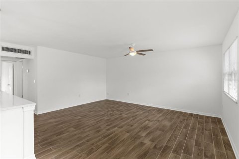 Condo in Sun City Center, Florida, 2 bedrooms № 2143802 - photo 4