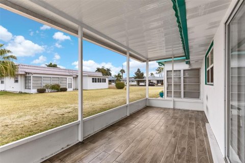 Condo in Sun City Center, Florida, 2 bedrooms № 2143802 - photo 23