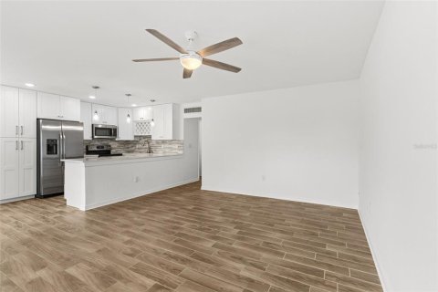 Condo in Sun City Center, Florida, 2 bedrooms № 2143802 - photo 7
