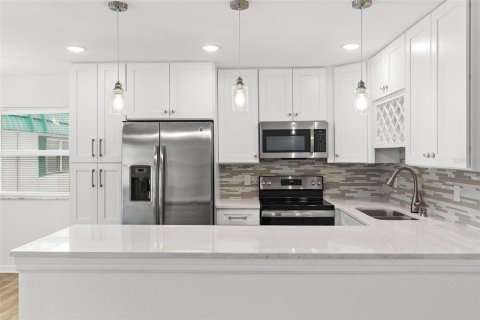 Condo in Sun City Center, Florida, 2 bedrooms № 2143802 - photo 10