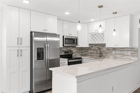 Condo in Sun City Center, Florida, 2 bedrooms № 2143802 - photo 9