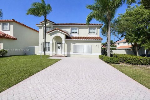 Casa en Doral, Florida 5 dormitorios, 307.04 m2 № 2032014