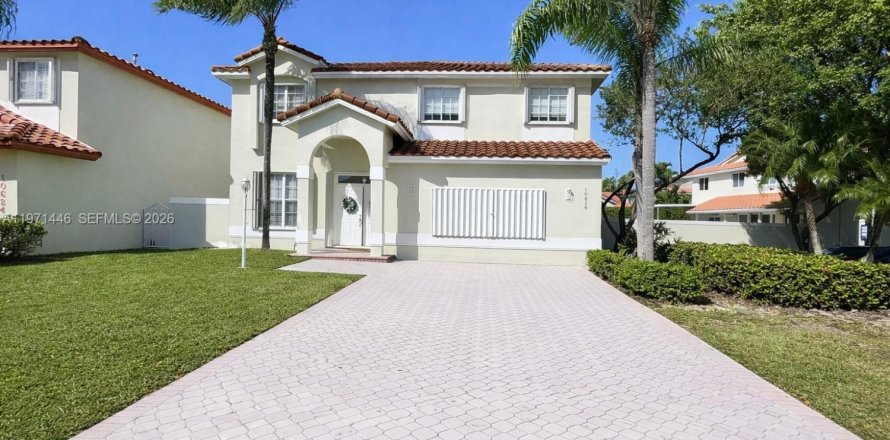 Casa en Doral, Florida 5 dormitorios, 307.04 m2 № 2032014