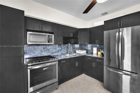 House in North Miami Beach, Florida 2 bedrooms, 85.84 sq.m. № 1946793 - photo 10