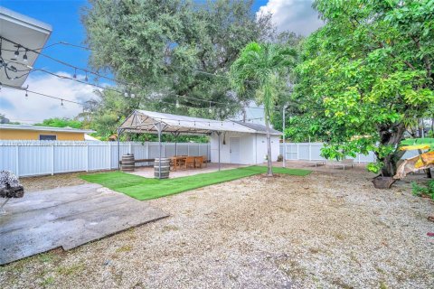 House in North Miami Beach, Florida 2 bedrooms, 85.84 sq.m. № 1946793 - photo 17