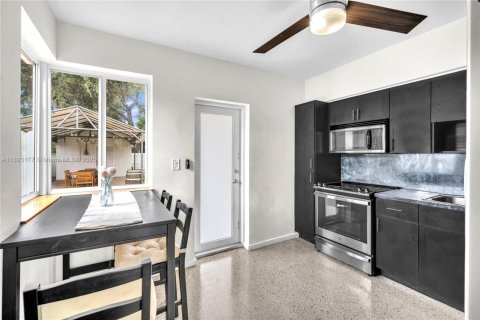 House in North Miami Beach, Florida 2 bedrooms, 85.84 sq.m. № 1946793 - photo 12