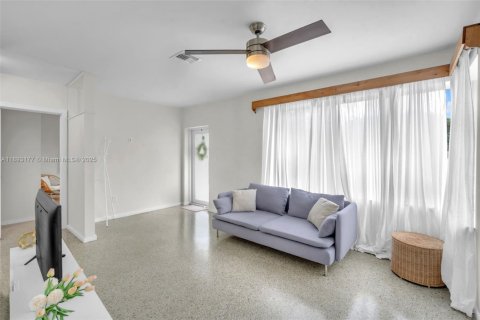 House in North Miami Beach, Florida 2 bedrooms, 85.84 sq.m. № 1946793 - photo 3