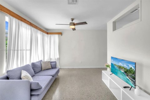 House in North Miami Beach, Florida 2 bedrooms, 85.84 sq.m. № 1946793 - photo 4