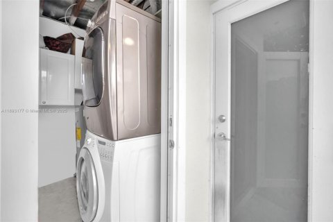 House in North Miami Beach, Florida 2 bedrooms, 85.84 sq.m. № 1946793 - photo 15