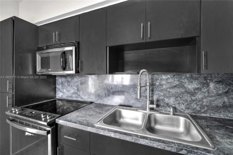 House in North Miami Beach, Florida 2 bedrooms, 85.84 sq.m. № 1946793 - photo 13