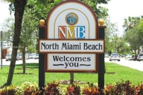 House in North Miami Beach, Florida 2 bedrooms, 85.84 sq.m. № 1946793 - photo 23