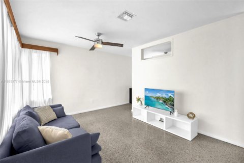 House in North Miami Beach, Florida 2 bedrooms, 85.84 sq.m. № 1946793 - photo 5