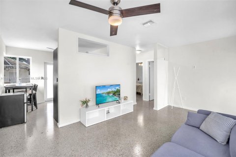 House in North Miami Beach, Florida 2 bedrooms, 85.84 sq.m. № 1946793 - photo 22