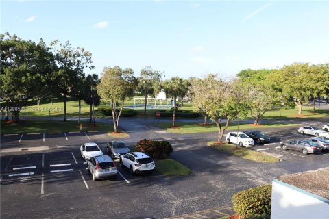 Condo in Margate, Florida, 2 bedrooms № 2051707 - photo 12