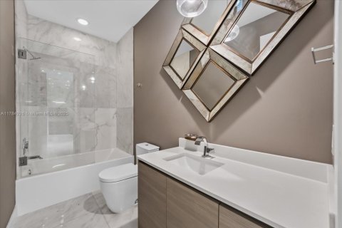 Condominio en venta en Miami, Florida, 5 dormitorios, 238.67 m2 № 1864361 - foto 24