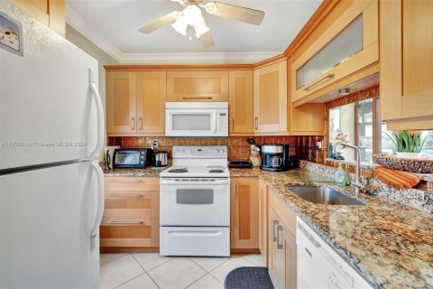 Condominio en venta en Lauderdale Lakes, Florida, 2 dormitorios, 87.7 m2 № 1764492 - foto 10