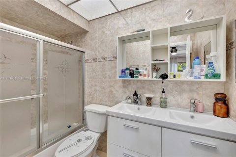 Condominio en venta en Lauderdale Lakes, Florida, 2 dormitorios, 87.7 m2 № 1764492 - foto 21